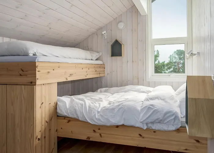 2 Bedroom Cozy In Edland 펜션 Vågsli